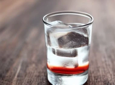 Wódka na przeziębienie - czy alkohol może pomóc w walce z chorobą?